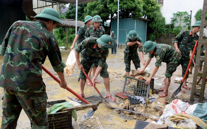 Nghệ An: Hàng trăm cán bộ, chiến sỹ, thanh niên giúp dân vệ sinh môi trường